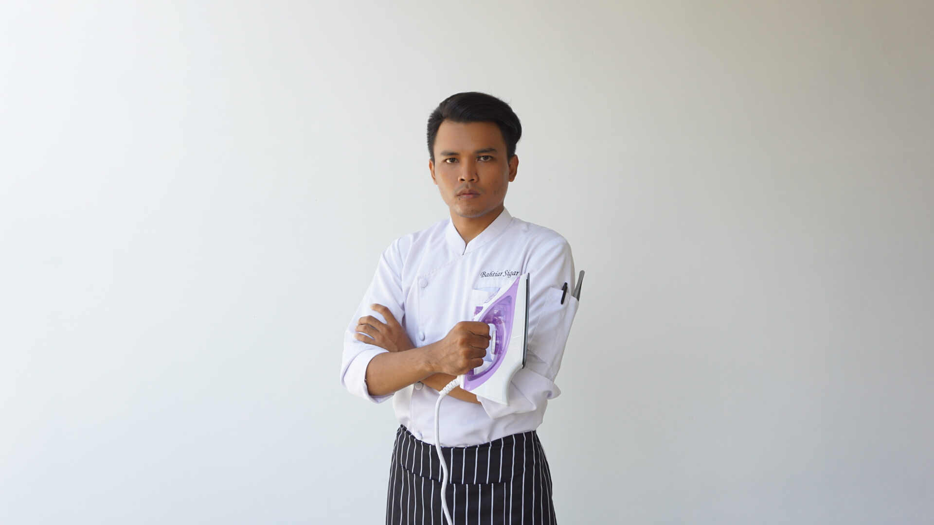 Di tangan Chef Bahtiar, setrika bisa jadi peralatan masak!